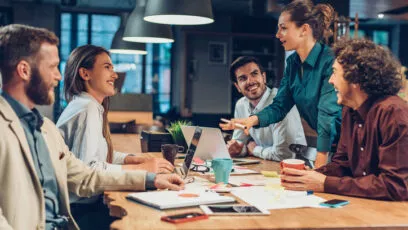 Groupe de personnes travaillant ensemble