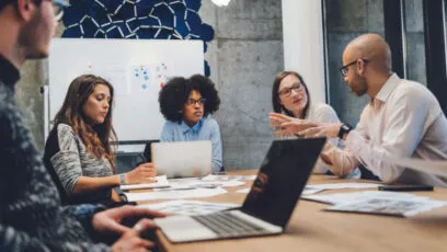 Collaborateurs travaillant ensemble