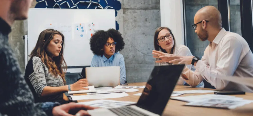 Collaborateurs travaillant ensemble