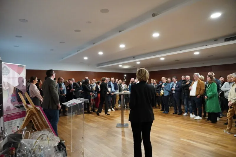 plus de 150 personnes assistant à une vente aux enchères au profit d'octobre rose