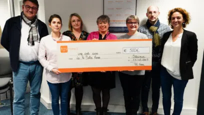Collaborateurs qui donnent un chèque à l'association les Re'Belles Roses.