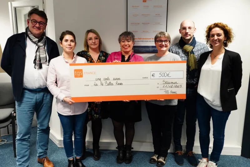 Collaborateurs qui donnent un chèque à l'association les Re'Belles Roses.