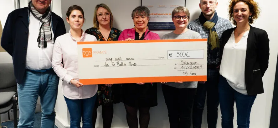 Collaborateurs qui donnent un chèque à l'association les Re'Belles Roses.