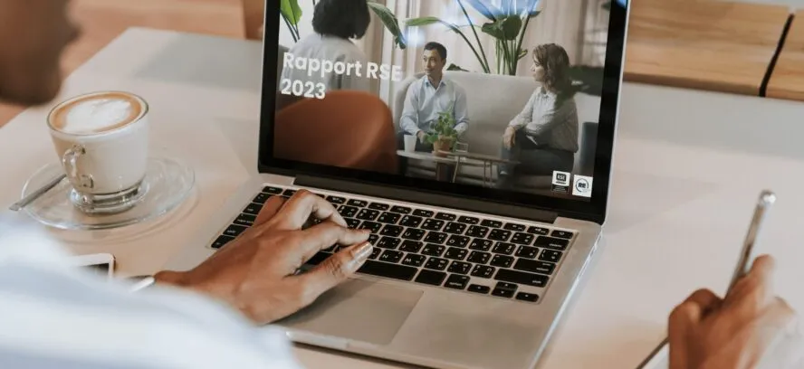 Femme sur son ordinateur ouvrant le rapport RSE 2023 du groupe TGS France