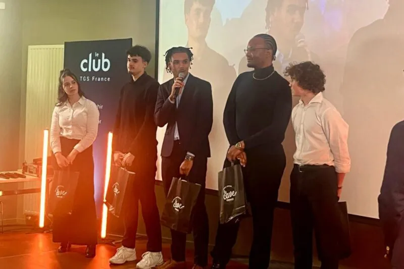 Remise du prix d'honneur à l'équipe niortaise du Pitch2Days