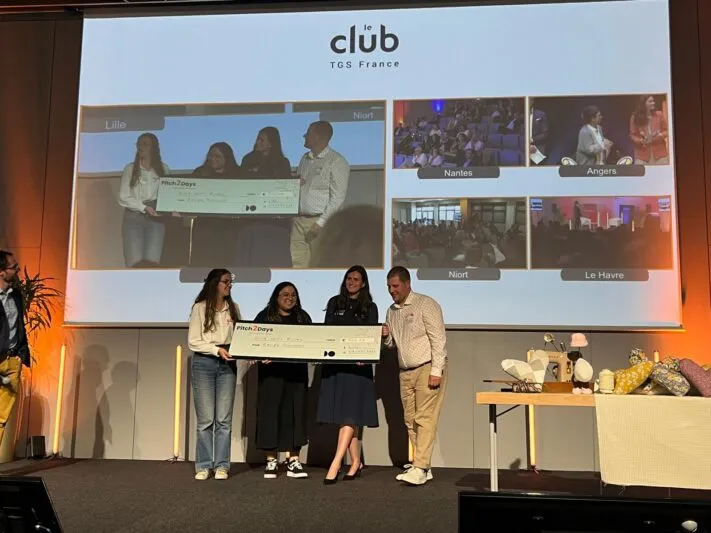 Remise du chèque de 500€ à l'équipe lilloise du Pitch2Days