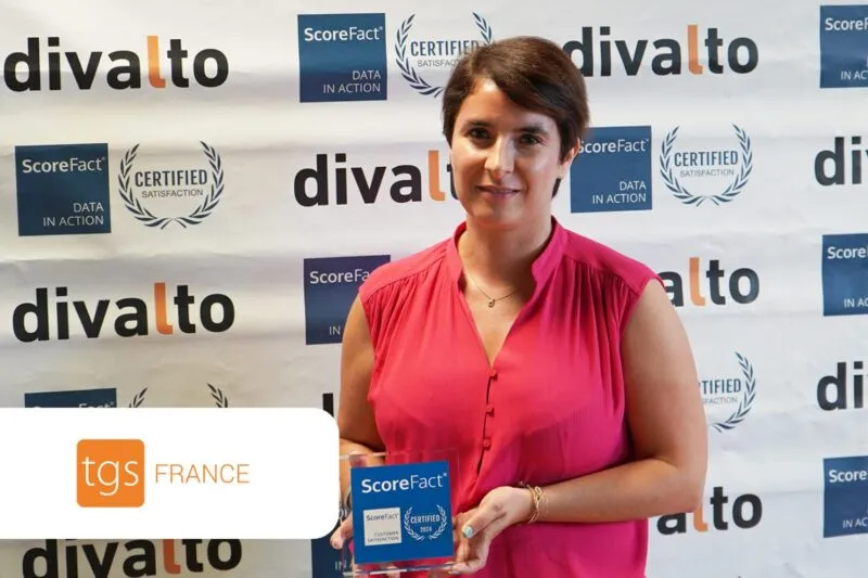 Collaboratrice TGS France Informatique recevant la certification Scorefact