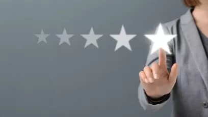 5 étoiles dont la dernière est mis en évidence par le doigt d'une femme