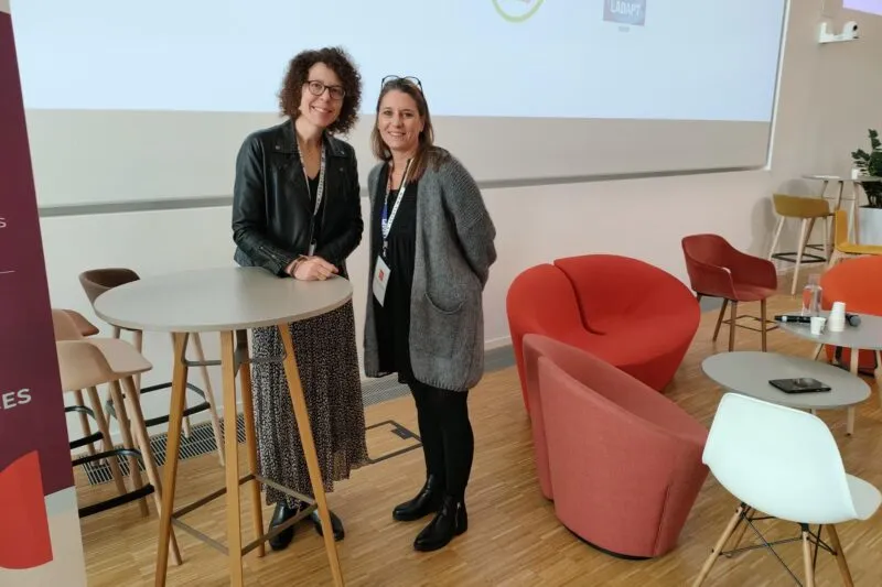 Claire Desmas, Responsable de projets RH/RSE et référente handicap, accompagnée d’Anne-Laure Beuvière, assistante paie