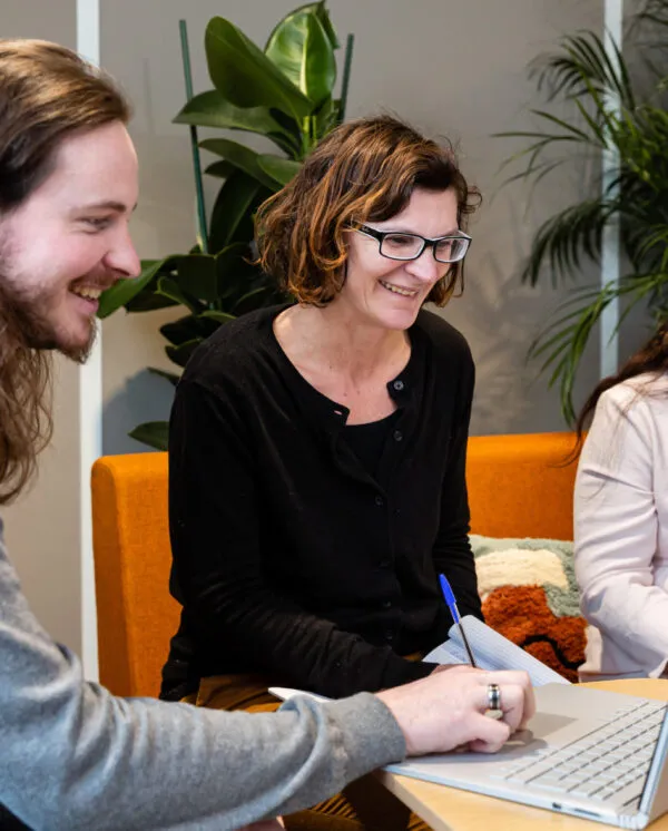 Les collaborateurs échangent au sein du CFA Parcours d'Avenir
