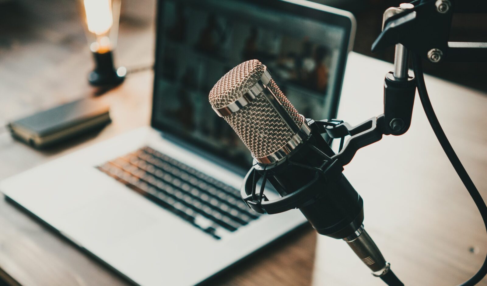 Micro de podcast devant un ordinateur portable
