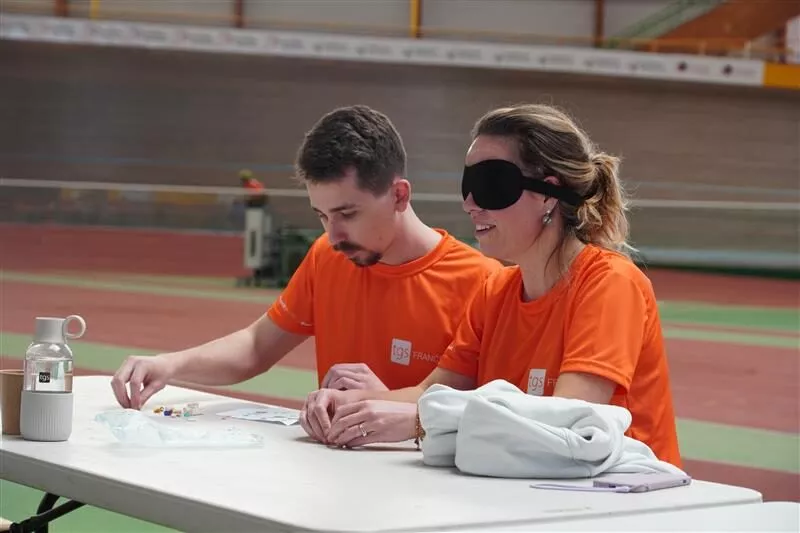 Collaborateurs testant des activités inclusives