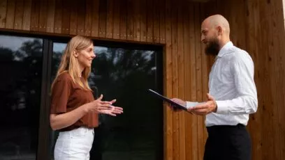 femme-independante-financiere-achetant-une-nouvelle-maison