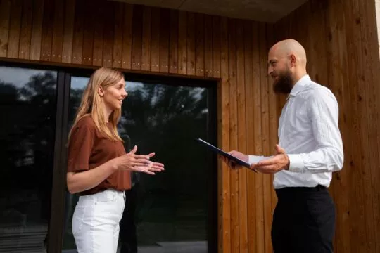 femme-independante-financiere-achetant-une-nouvelle-maison