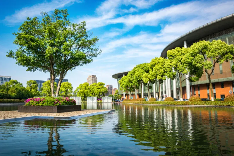 lac devant un bâtiment entouré d'arbres verts