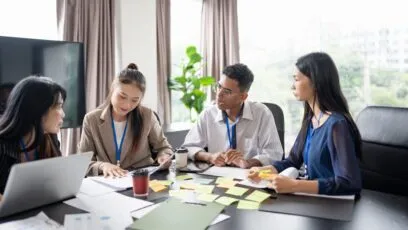 groupe de collègues travaillant sur un projet