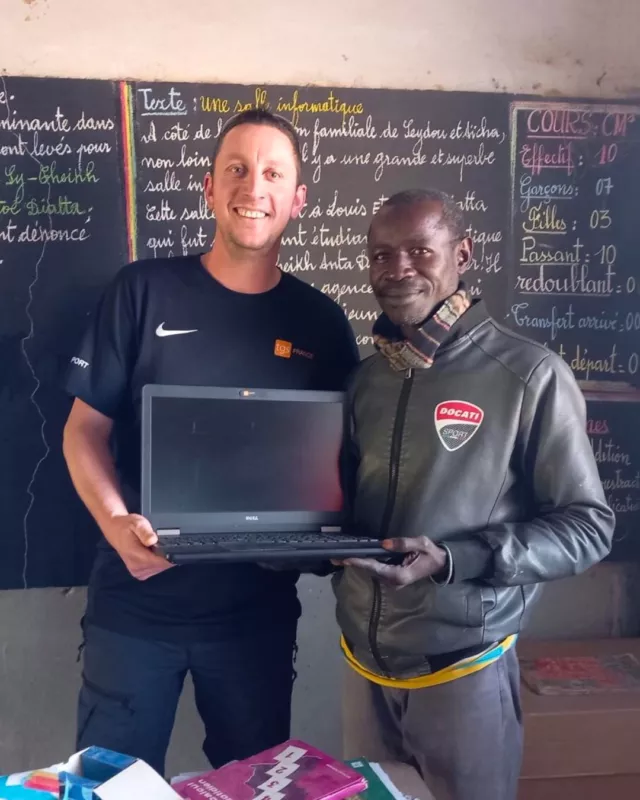 🌍L'engagement au-delà des frontières professionnelles 🌍Chez TGS France, nous croyons que l’initiative et la solidarité sont des moteurs de changement. Cyril, responsable commercial chez nous depuis près de 10 ans, en est un bel exemple !✨ Touché par une initiative solidaire, il a initié un voyage humanitaire au Sénégal avec sa famille. Au programme : soutien scolaire, activités sportives, initiation à l’informatique et accompagnement d’associations locales. Une aventure humaine qui l’a profondément marqué.💡 “Là-bas, la réussite repose sur le collectif : si tu fais grandir les autres, tu as réussi.” Une leçon de vie inspirante, qui résonne aussi dans le monde professionnel.Nous sommes fiers d’avoir soutenu son projet et de voir nos collaborateurs porter des initiatives solidaires porteuses de sens ! 👏👉 Découvrez son histoire et les enseignements de cette expérience dans le lien en bio.#Engagement #Education #Solidarité #WeAreTGS