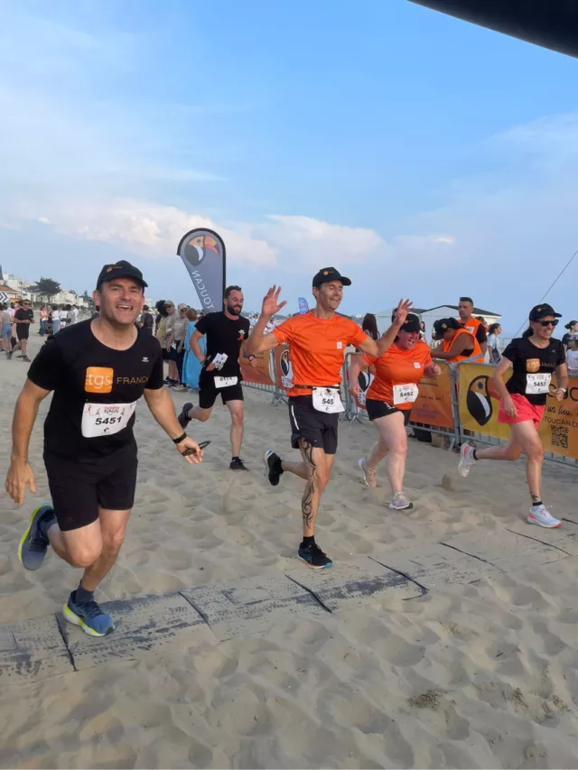 🏃‍♀️Esprit d’équipe et détermination 🏃‍♀️
Ce vendredi 13 juin, 4 coureurs de TGS France ont participé au challenge de la course Déboite ! Un événement solidaire qui mêlait sport, esprit d’équipe et convivialité. Nos 4 collaborateurs ont relevé le défi du relais 4x3 km au départ de la plage de la Grande Conche à Royan ! Ils ont ensuite pu profiter du cadre en participant à la soirée dansante sur la plage.Félicitations Pascal, Patricia, Nicolas et Laurence ! 👏#WeAreTGS #TGSFranceTalents #SportEntreprise #TGSFranceSport